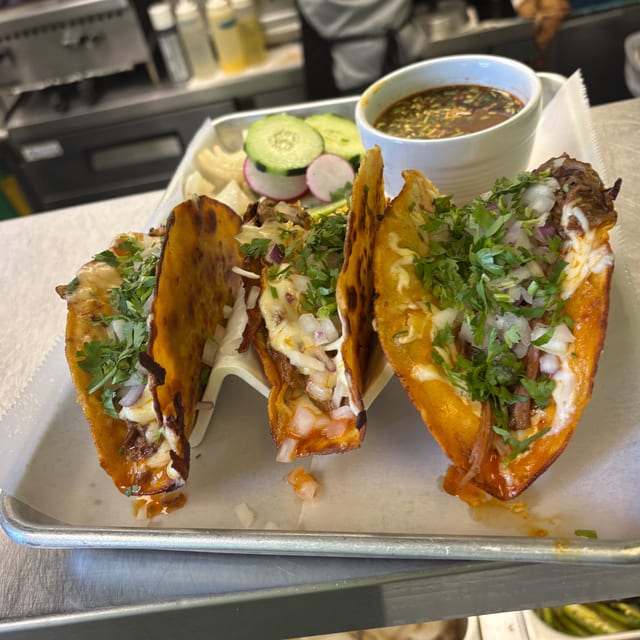 3 Quesabirria Taco Y Consome.